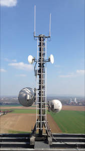 Die Rundstrahlantennen und die HamNet-Spiegel von DB0DVR auf der Plattform in 89m Höhe über Grund.